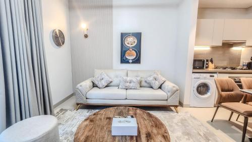 STAY BY LATINEM Luxury 1BR Holiday Home CV B905 near Burj Khalifa, Dubai (foto 7)
