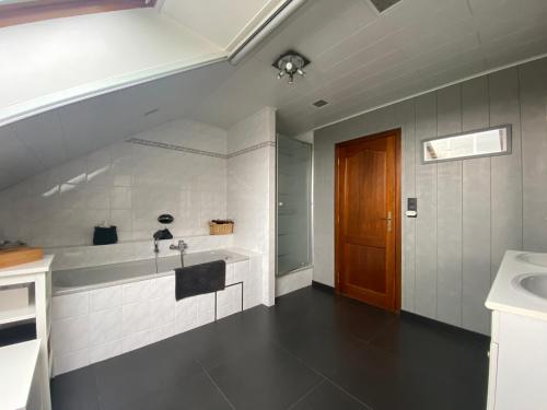 2 - Cozy Stay Near Circuit Spa-Francorchamps - Only 20 Minutes on Foot - Parking free, Malmedy (foto 8)