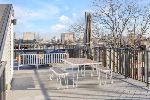 SkyHouse JC - New 3BR Apt with Private Rooftop & Parking in Jersey City, USA