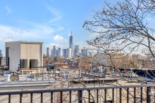 SkyHouse JC - New 3BR Apt with Private Rooftop & Parking in Jersey City, USA