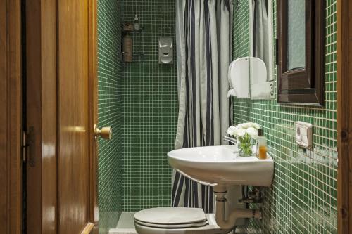 AinB Las Ramblas-Guardia Apartments - image 11