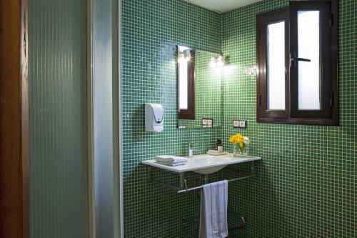 AinB Las Ramblas-Guardia Apartments - image 2