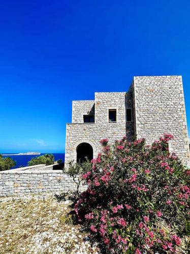 Cozy Cliff Tower w/ Breathtaking Sea Views