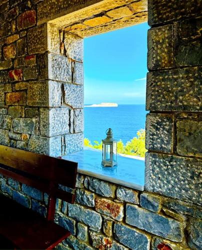 Cozy Cliff Tower w/ Breathtaking Sea Views