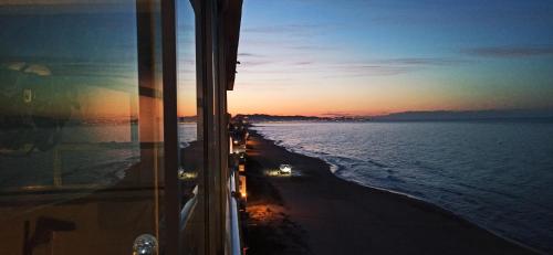 SUNSET ROOM AT FRONT BEACH - HABITACION EN LA PLAYA Piso privado