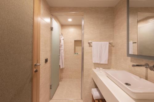 room detail thumbnail 2