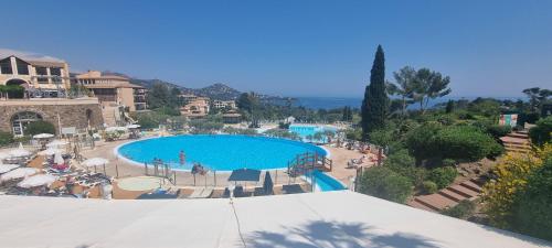 Swimming pool, Agay Cap Esterel Le Hameau F2 Clim plein sud dernier etage Magnifique vue mer in Saint-Raphael