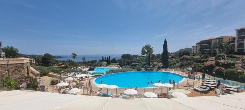 Swimming pool, Agay Cap Esterel Le Hameau F2 Clim plein sud dernier etage Magnifique vue mer in Saint-Raphael