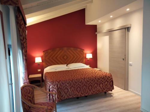 Deluxe Double Room image 5