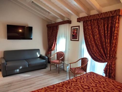 Deluxe Double Room image 4
