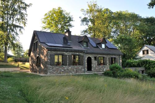 Très belle Villa 4 façades dans quartier vert et arboré - 5 kms de Namur