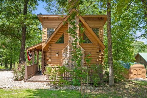Lil Treehouse Cabin in Ridgedale, USA