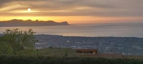 Sicilia tra cielo e mare con piscina