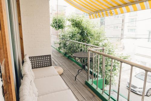 Hongdae Luxury Private Single House with Big Open Balcony Perfect for a Family & Big Group 3BR, 5QB & 1SB, 2Bathroom, Soul (fotografie 2)