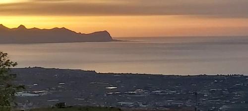 Sicilia tra cielo e mare con piscina