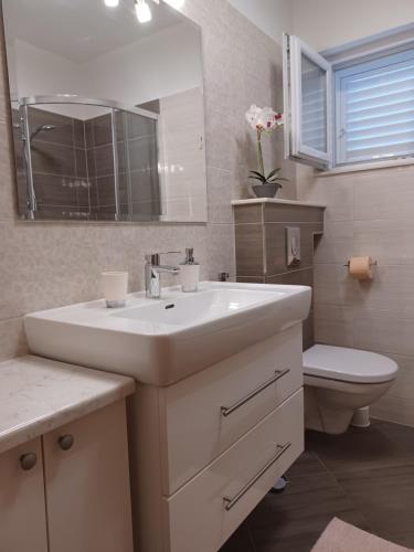 Two-Bedroom Apartment with Terrace image 6