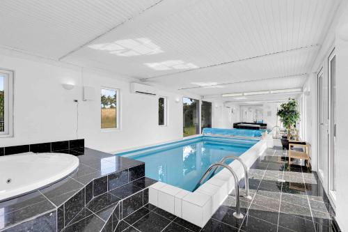 Holiday Home With Pool And Near The Beach, Unterkunft in Asperup