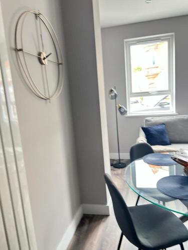 Modern spacious Belfast city stay free parking in Albertbridge
