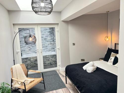 Modern spacious Belfast city stay free parking in Albertbridge