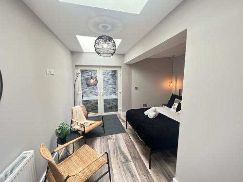 Modern spacious Belfast city stay free parking in Albertbridge