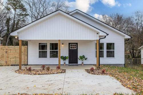 Sweet Home Knoxville - Near Downtown - UT - Mid-Mod New Construction House! in Knoxville, USA