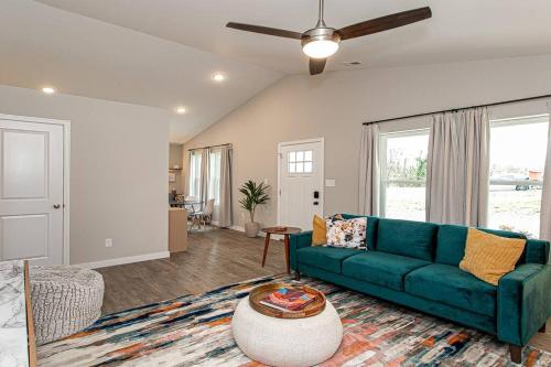 Sweet Home Knoxville - Near Downtown - UT - Mid-Mod New Construction House! in Knoxville, USA