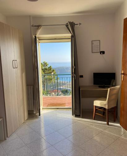 Double Room with Balcony and Sea View