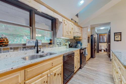 Creekside Getaway in Young Harris, USA