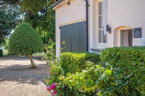 Crisply stylish Georgian cottage - Orchard Coach House