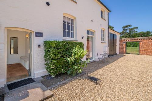 Crisply stylish Georgian cottage - Orchard Coach House