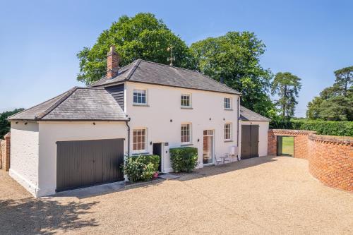 Crisply stylish Georgian cottage - Orchard Coach House