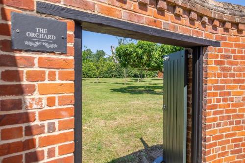 Crisply stylish Georgian cottage - Orchard Coach House