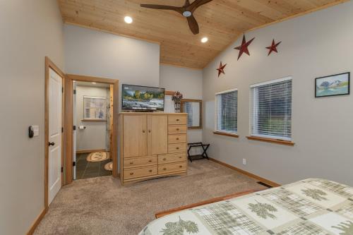 Compass Cabin by NW Comfy Cabins