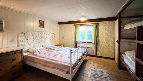 1 double bed, 2 bunk beds