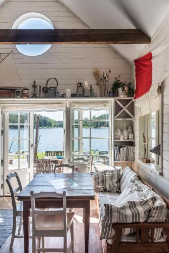 Sjostuga Myttinge near Bullando krog