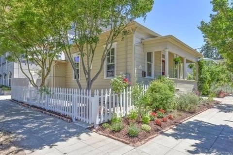 Historic Light-Filled 2BR Close to Downtown Core home