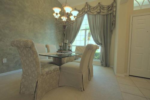Entire home with pool and lake view and Golf course by Disney in Davenport
