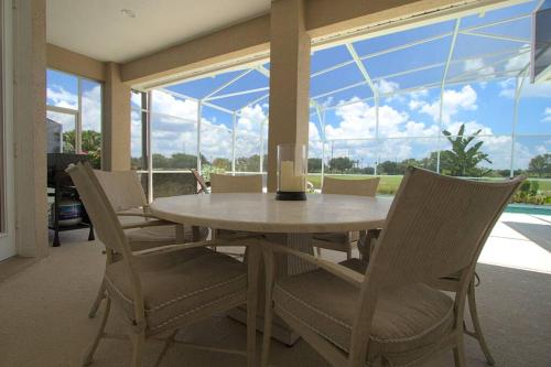 Entire home with pool and lake view and Golf course by Disney in Davenport