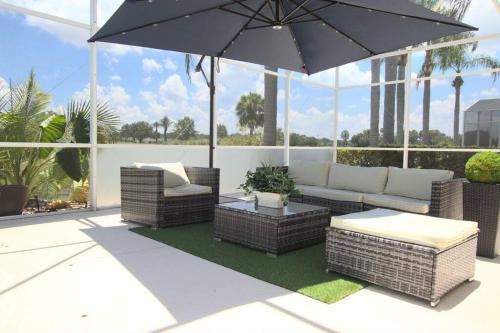 Golf course [on-site], Entire home with pool and lake view and Golf course by Disney in Davenport