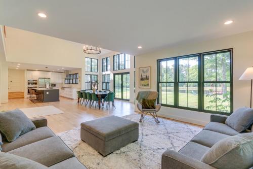 Bright Bluemont Home with On-Site Pond and Mtn Views! in Paris, USA