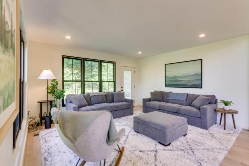 Bright Bluemont Home with On-Site Pond and Mtn Views! in Paris, USA