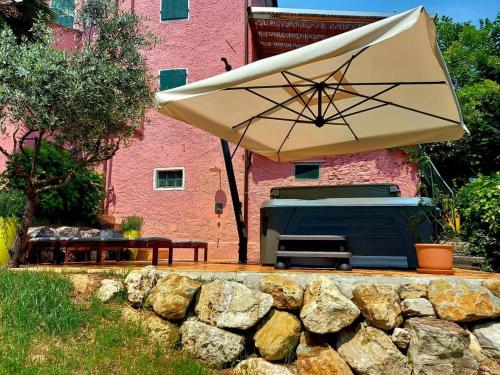 La Casa Rosa di Segusino with SPA Jacuzzi in garden