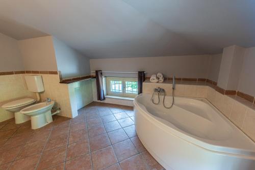 Vannas istaba, Villa Cornelia , entire Villa with private pool in Corneliano d'Alba