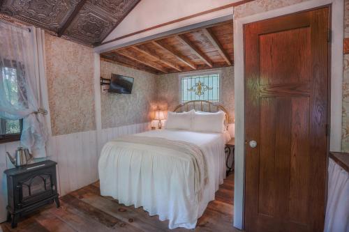 Vintage Wild West Tiny Hotel in the Woods! - image 11