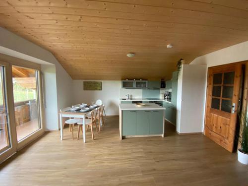 Kitchen, Ferienhaus am Wald in Irsee
