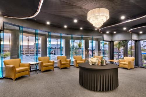 Bar/lounge, Atrium Hotel At Orange County Airport in Irvine (CA)