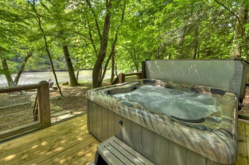 Rushing River Lodge in Ellijay, USA
