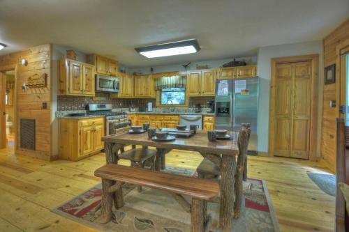 Rushing River Lodge in Ellijay, USA