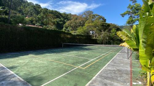 Casakor Cuiabá Itaipava, Linda, 4 quartos, piscina, muito verde e quadra de tênis em condomínio fechado