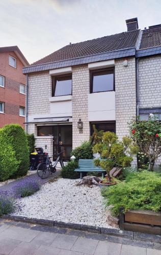 Spacious & comfortable guestrooms w private bathrooms near Koelnmesse & Lanxess Arena, free parking, highspeed WiFi in Köln, Deutschland